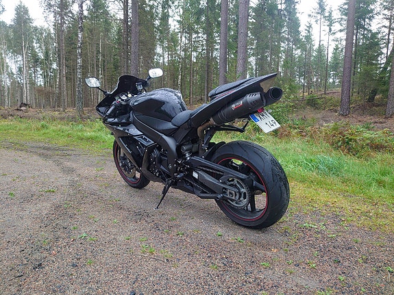 Yamaha YZF-R1 2 of 10