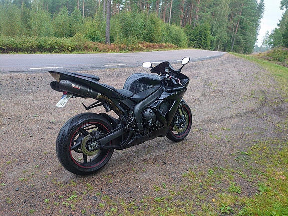 Yamaha YZF-R1 3 of 10