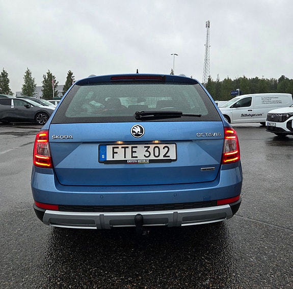 Skoda Octavia Scout 2 of 10