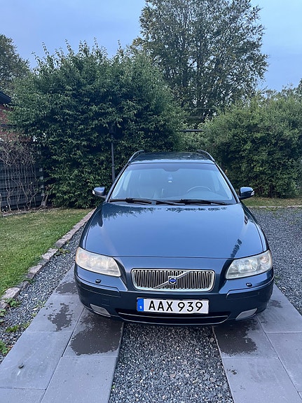 Volvo V70 2 of 6