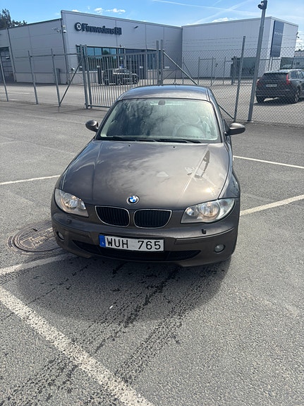 BMW 120i 2 of 10