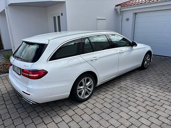 Mercedes-Benz E220 2 of 9