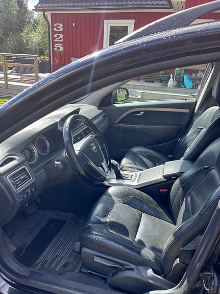 Volvo V70 2 of 3