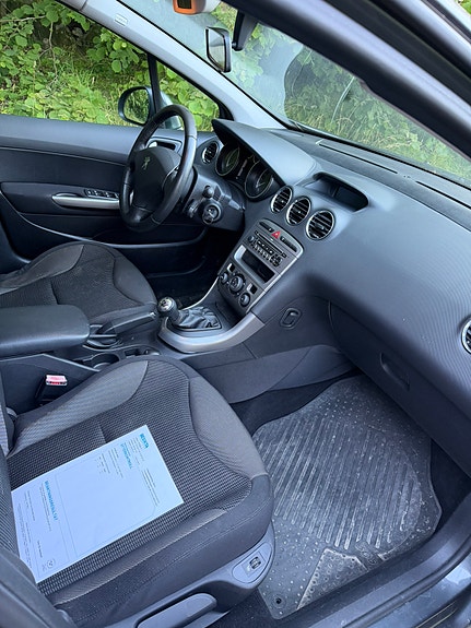 Peugeot 308 2 of 8