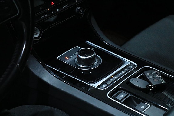Jaguar XE 13 of 23