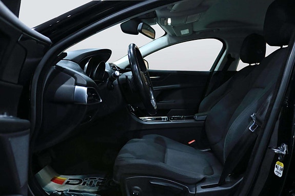 Jaguar XE 8 of 23