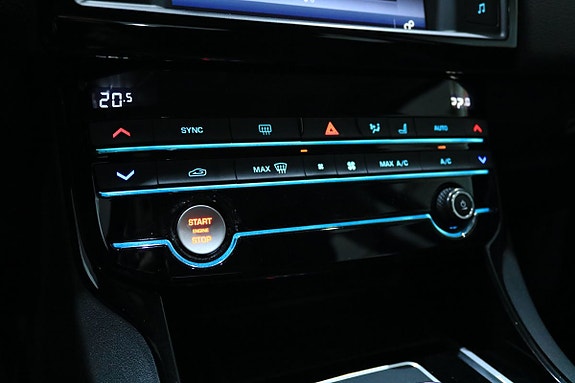 Jaguar XE 21 of 23