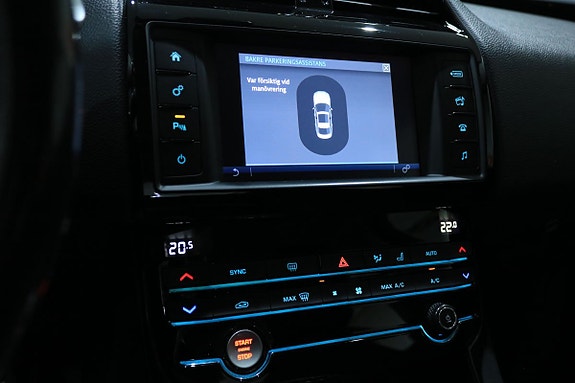 Jaguar XE 20 of 23