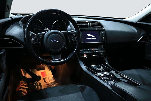 Jaguar XE 9 of 23
