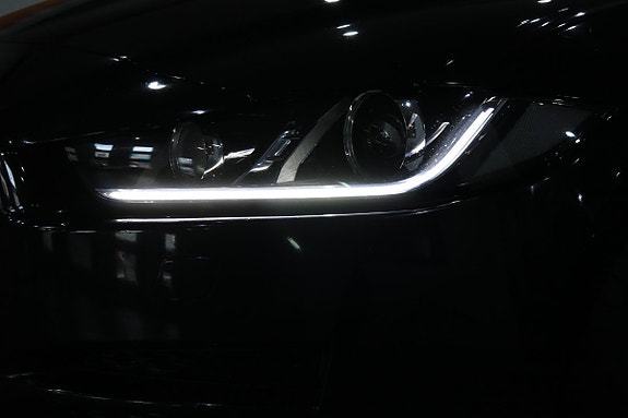 Jaguar XE 10 of 23