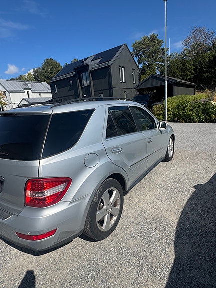 Mercedes-Benz ML450 3 of 11