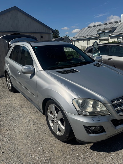 Mercedes-Benz ML450 2 of 11