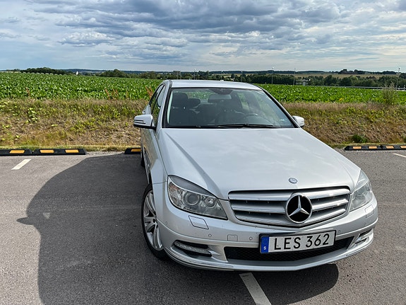 Mercedes-Benz C180 2 of 10