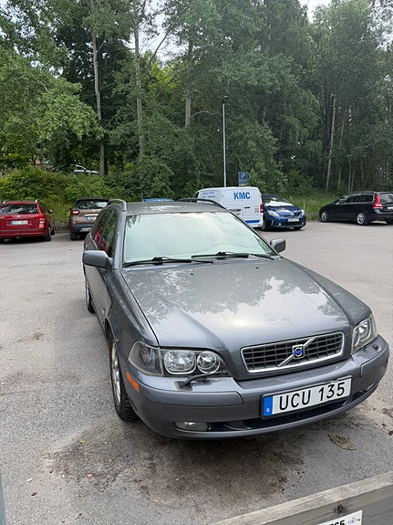 Volvo V40 2 of 4