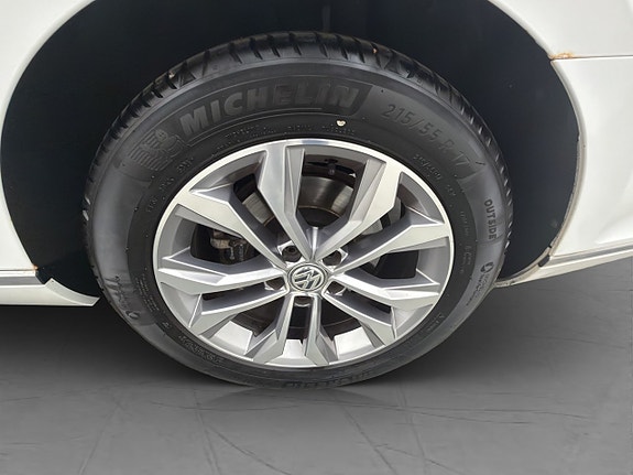 Volkswagen Passat 28 of 30