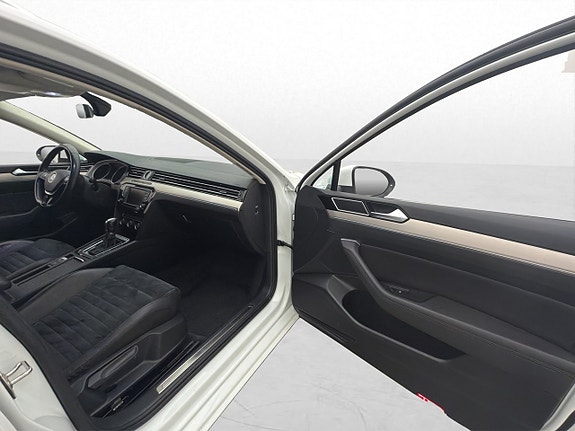 Volkswagen Passat 9 of 30