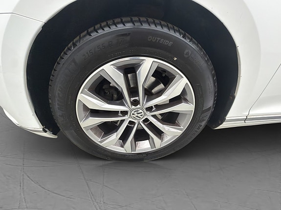 Volkswagen Passat 27 of 30