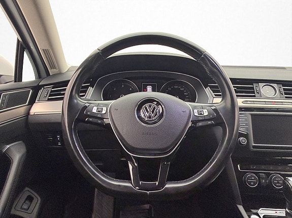 Volkswagen Passat 15 of 30