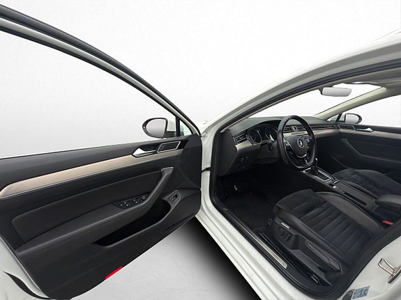 Volkswagen Passat 16 of 30