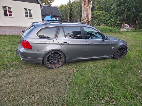 BMW 330d 4 of 6