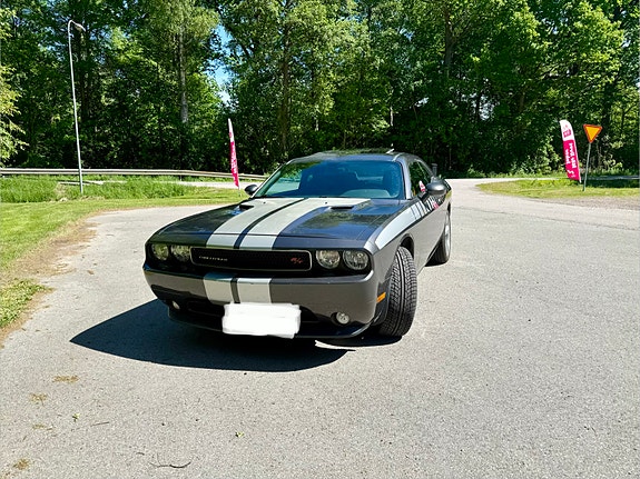 Dodge Challenger 2 of 5