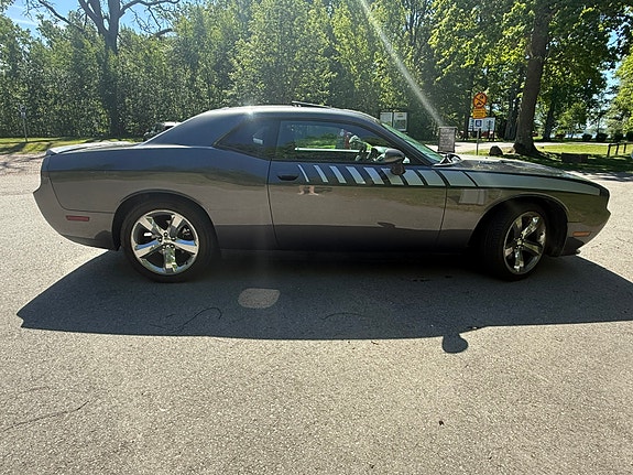 Dodge Challenger 3 of 5
