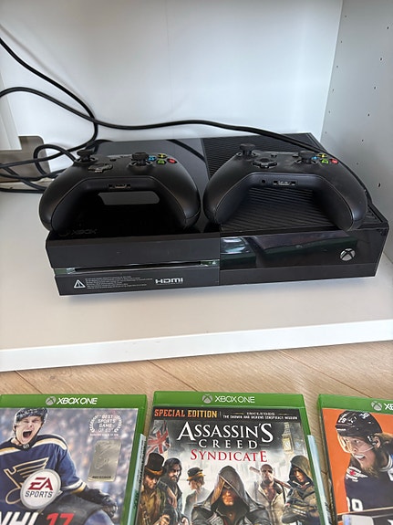 Microsoft Xbox One spelkonsol med 2 handkontroller och spel