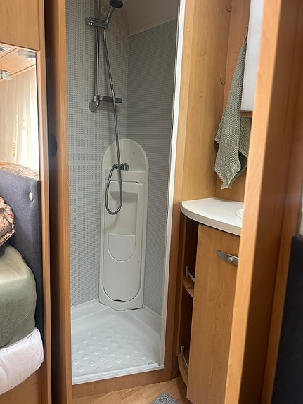 Knaus 580 långbäddar inkl Kampa lufttält 7 of 11