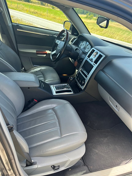 Chrysler 300C 9 of 11