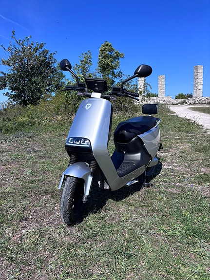 Yadea G5 2 of 6