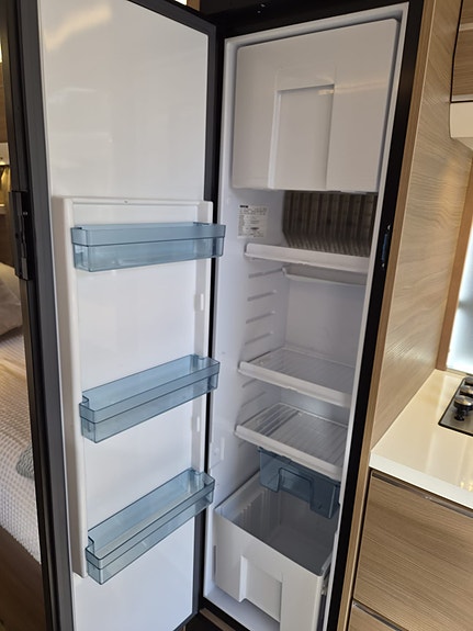 Adria ADORA 572UT. med Mover, AC, Stor markis, stora kylen. Allt rätt! Passa på innan vi byter in den. 10 of 17