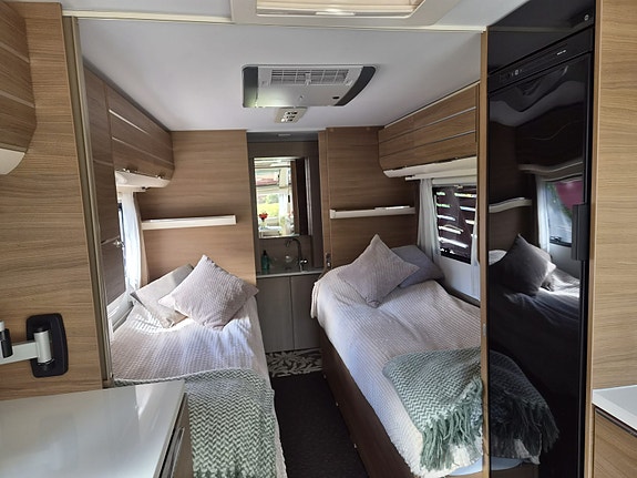 Adria ADORA 572UT. med Mover, AC, Stor markis, stora kylen. Allt rätt! Passa på innan vi byter in den. 15 of 17