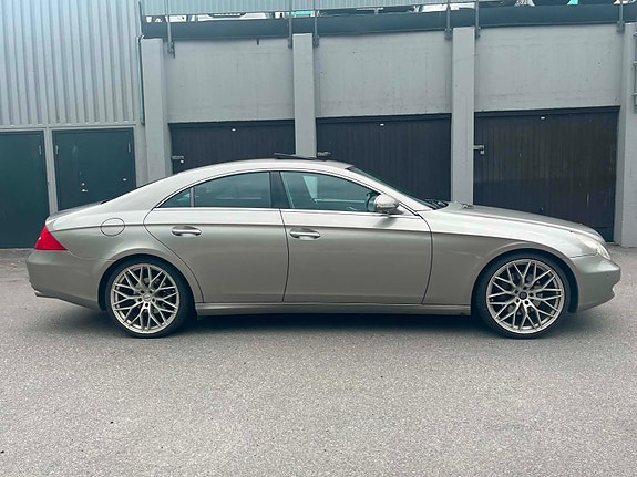 Mercedes-Benz CLS500 3 of 5