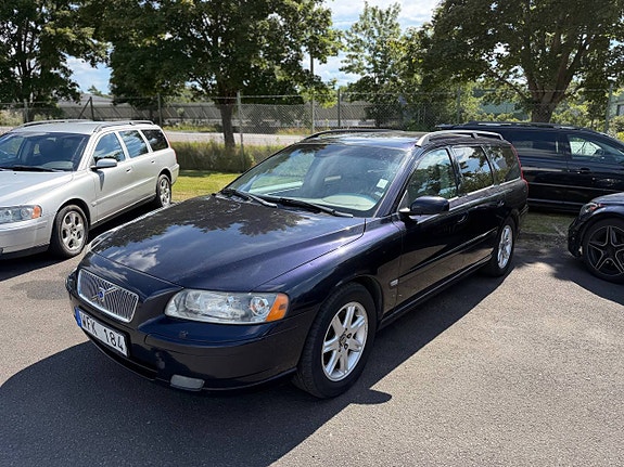 Volvo V70 2 of 7