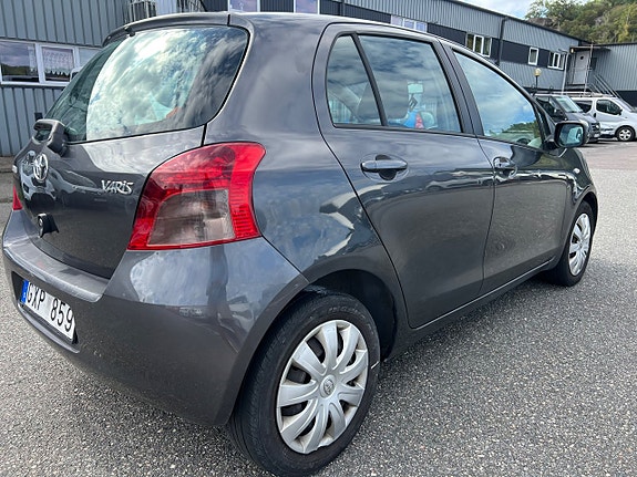 Toyota Yaris 4 of 5