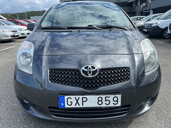 Toyota Yaris 3 of 5