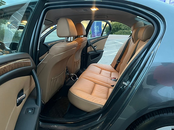 BMW 523i 10 of 12