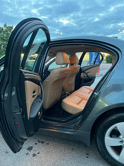 BMW 523i 9 of 12