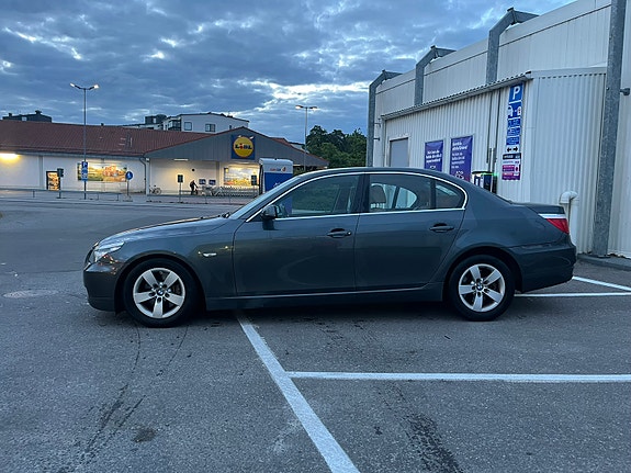 BMW 523i 2 of 12