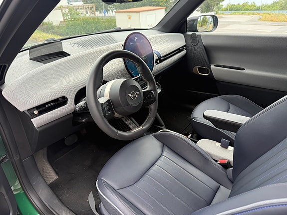 MINI Cooper SE 2 of 5