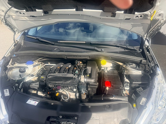 Peugeot 208 13 of 15