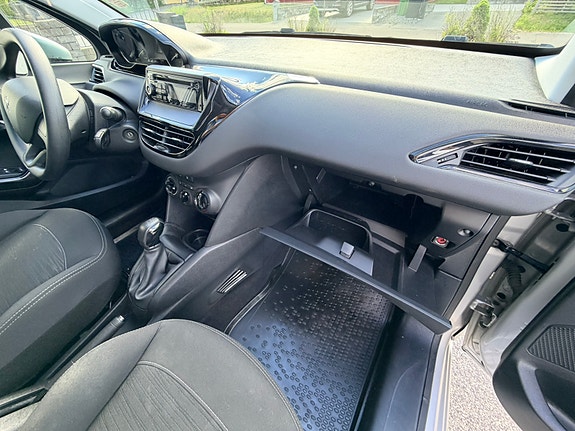 Peugeot 208 8 of 15