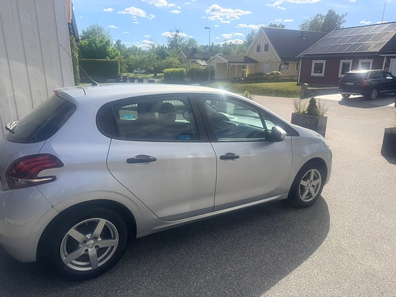 Peugeot 208 5 of 15