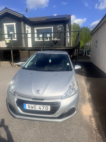 Peugeot 208 3 of 15