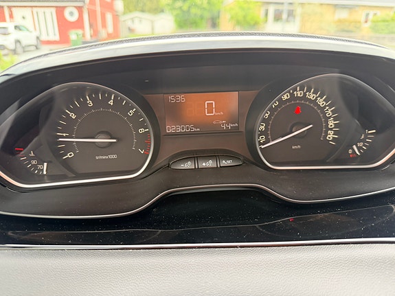 Peugeot 208 2 of 15
