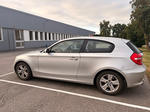 BMW 118d 2 of 5