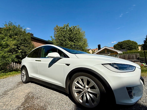 Tesla Model X 2 of 13
