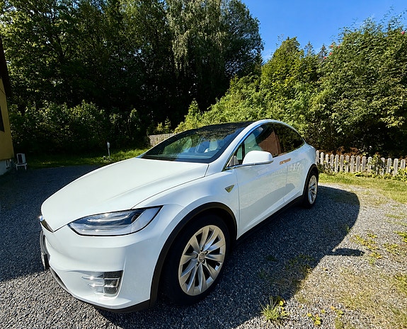Tesla Model X 11 of 13