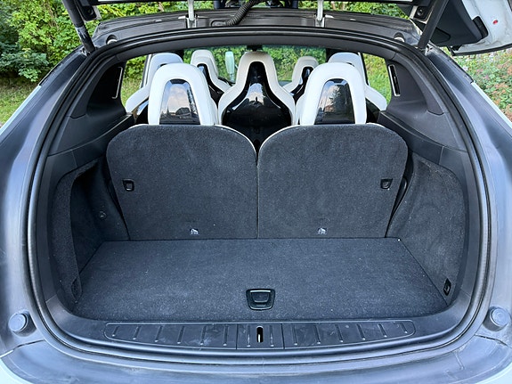 Tesla Model X 7 of 13