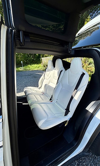 Tesla Model X 10 of 13